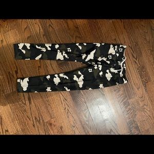 THE UPSIDE CAMO LEGGING